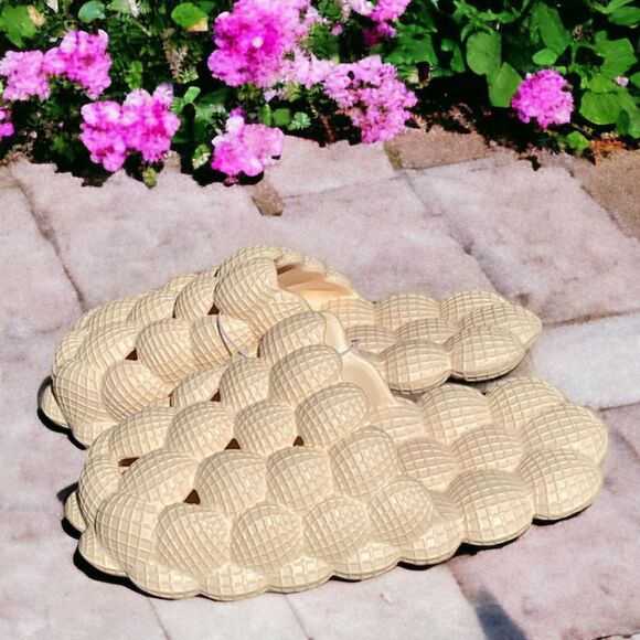 WOMENS NEW CLOSED TOE BUBBLE SLIPPERS SOLID COLOR SLIP ON ANTI SLIP 7.5-8 Ivory - Picture 3 of 7